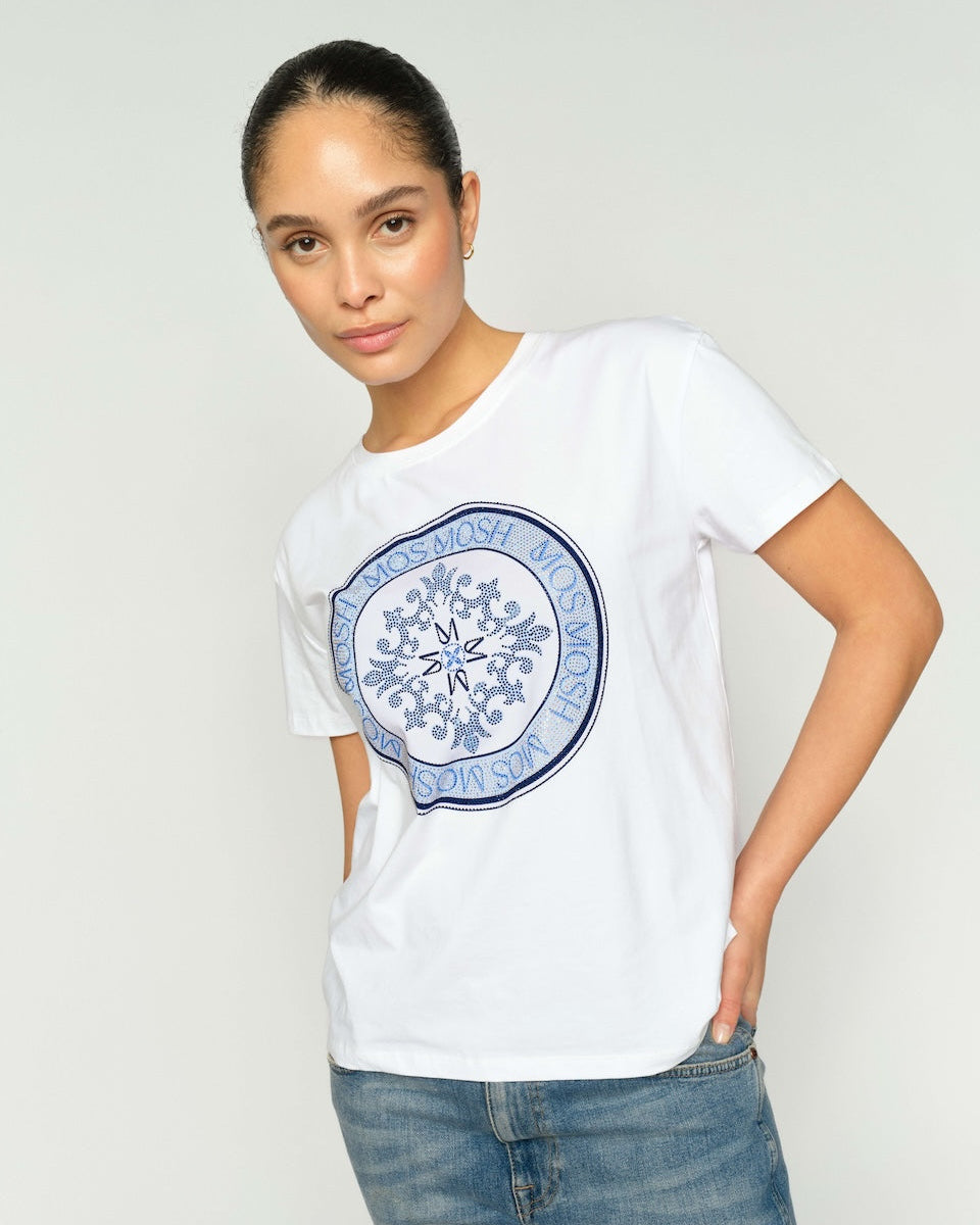 Mos Mosh Woman model wearing a white t-shirt with a blue circular design on a plain background