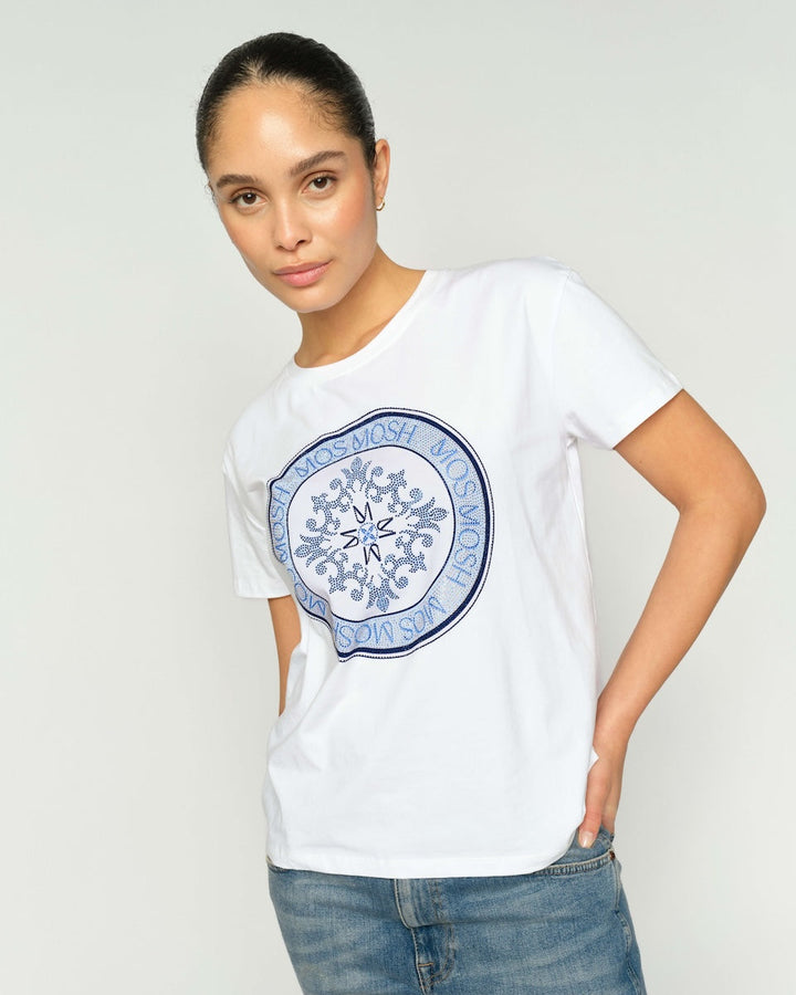 Mos Mosh Woman model wearing a white t-shirt with a blue circular design on a plain background
