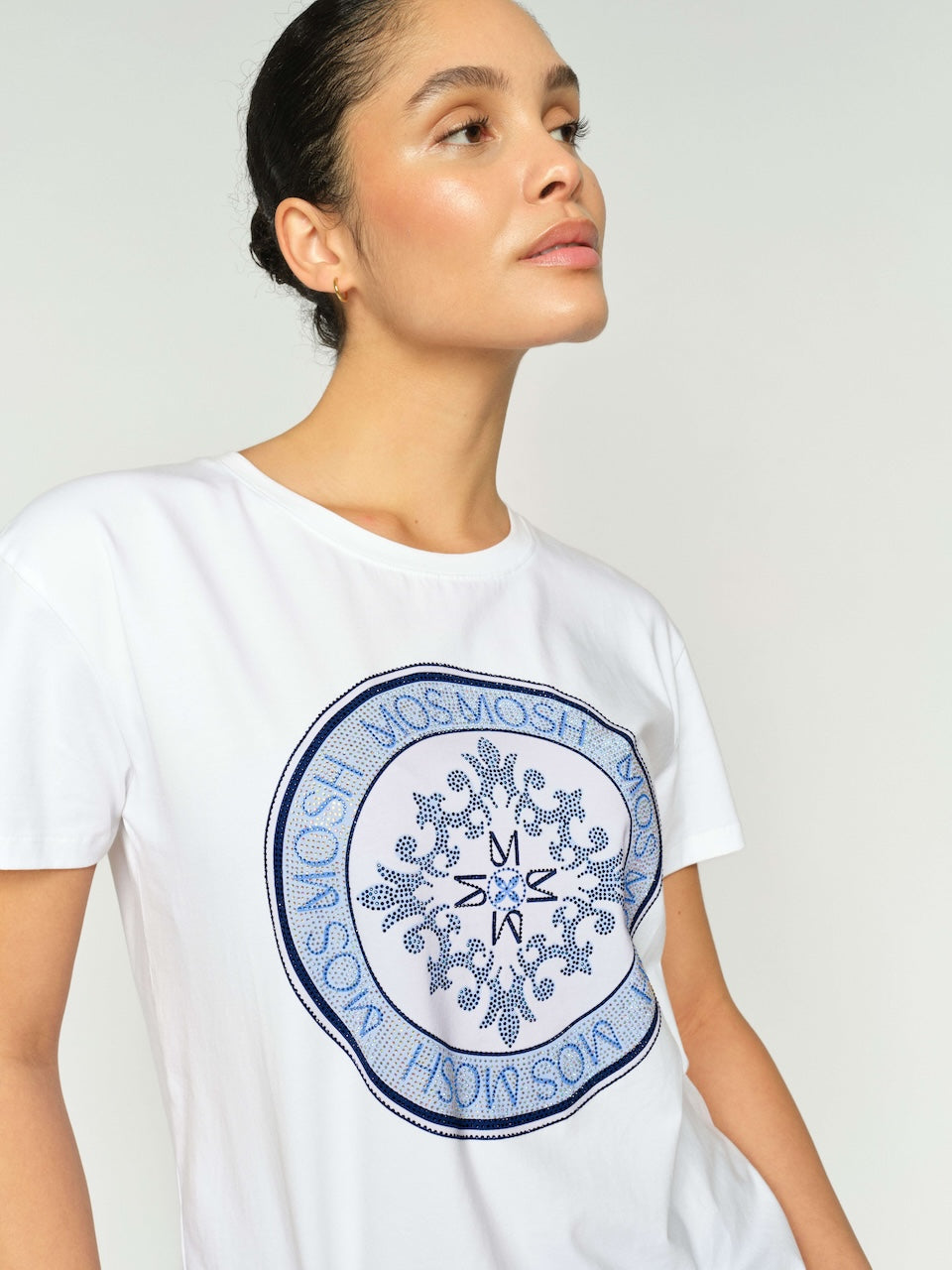 Mos Mosh Woman model wearing a white t-shirt with a blue circular design on a plain background