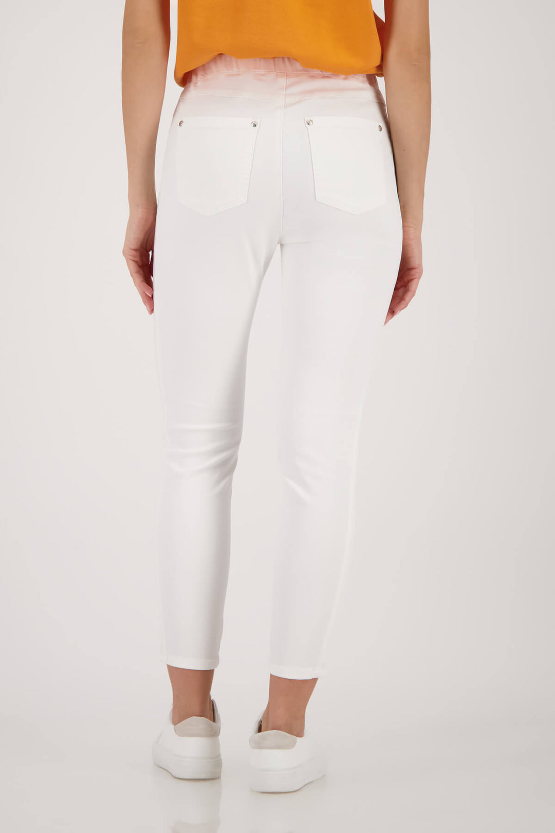 White jeggings with two front pockets and slim straight ankle fit