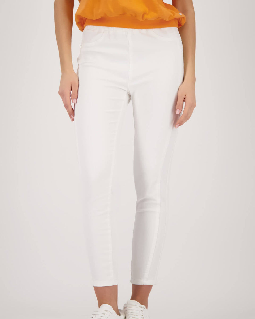 White jeggings with front pockets and ankle-length skinny leg
