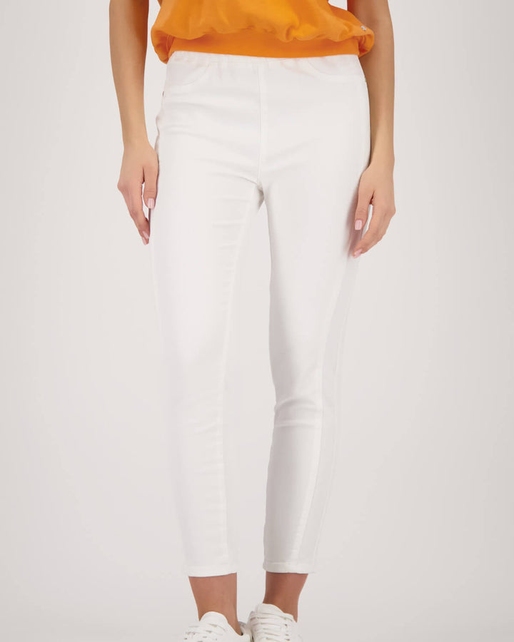 White jeggings with front pockets and ankle-length skinny leg