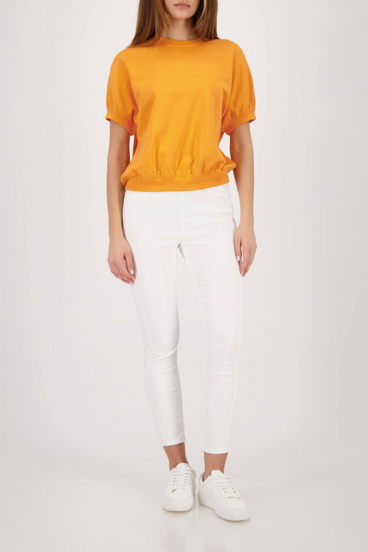 White jeggings with slim ankle cut and five-pocket style