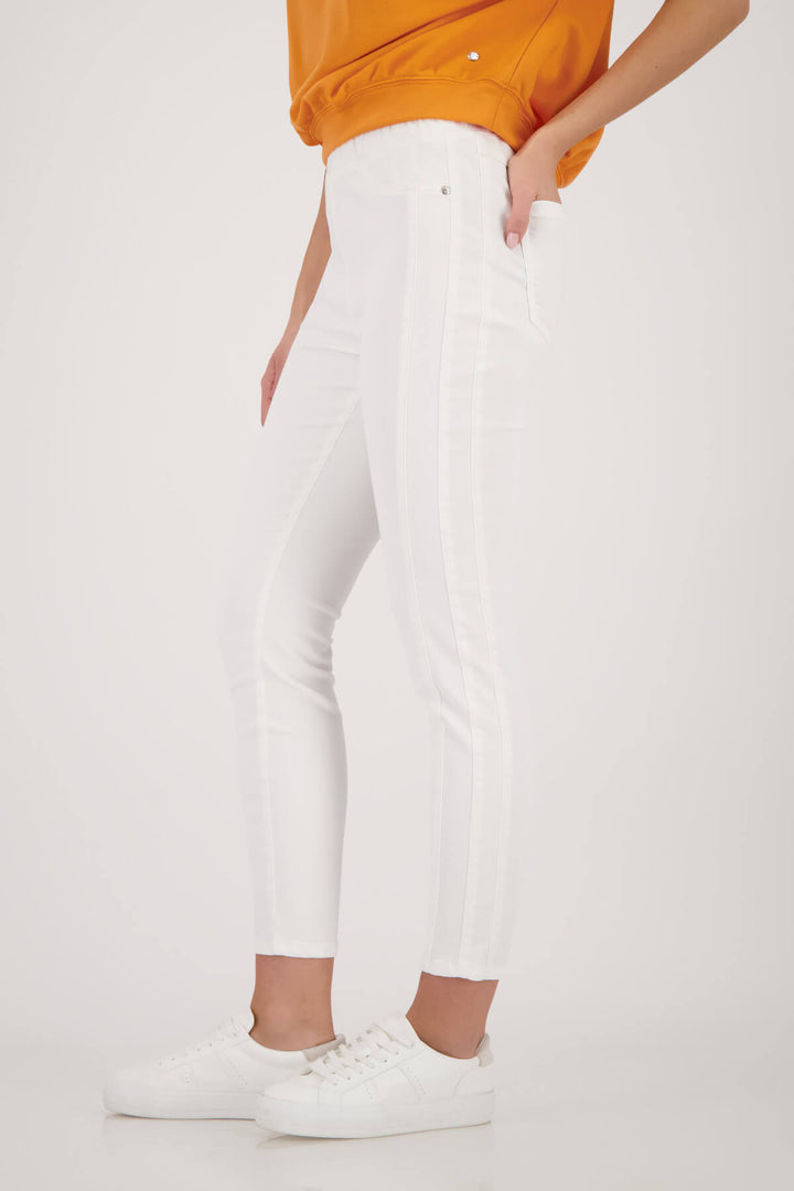 White ankle-length jeggings with cuffed hem and slim fitted leg