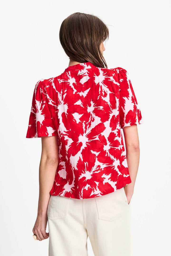 Red and white tie-dye crinkle bubble top, back view with short sleeves