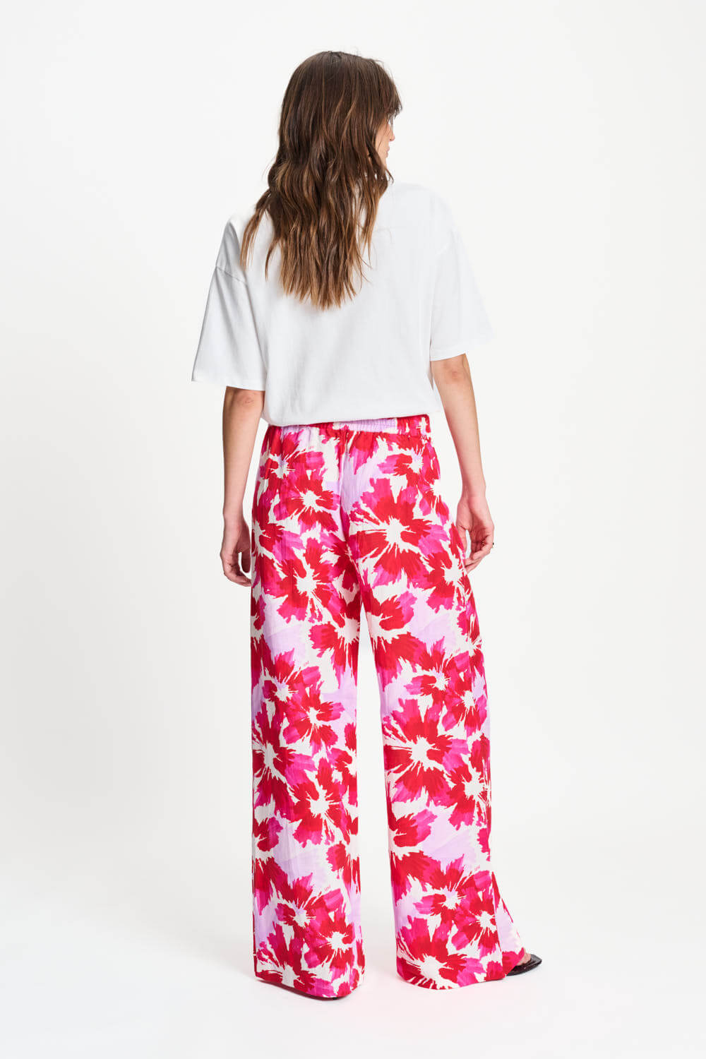Floral wide-leg pants with pink and white print, elastic waistband, relaxed fit