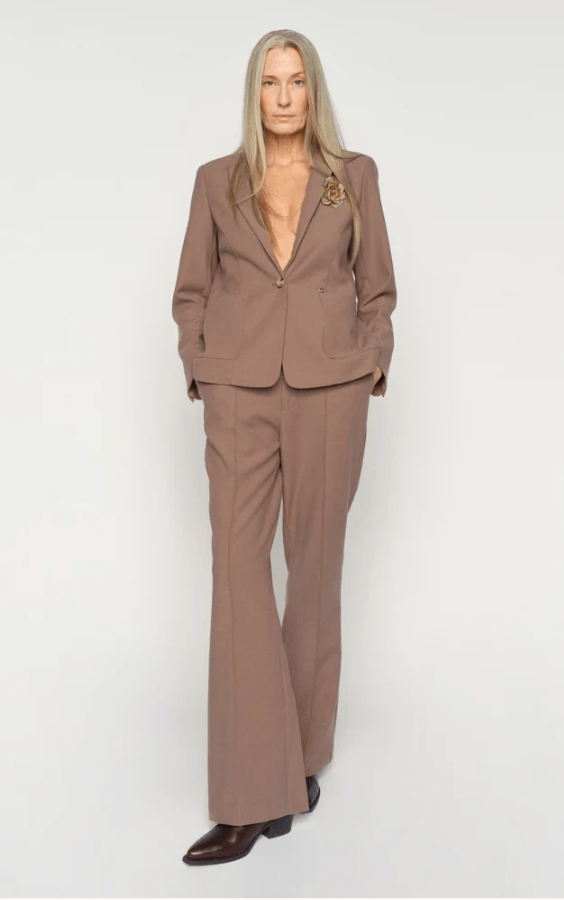Coffee-brown wide-leg trousers with front seam, belt loops, long length.