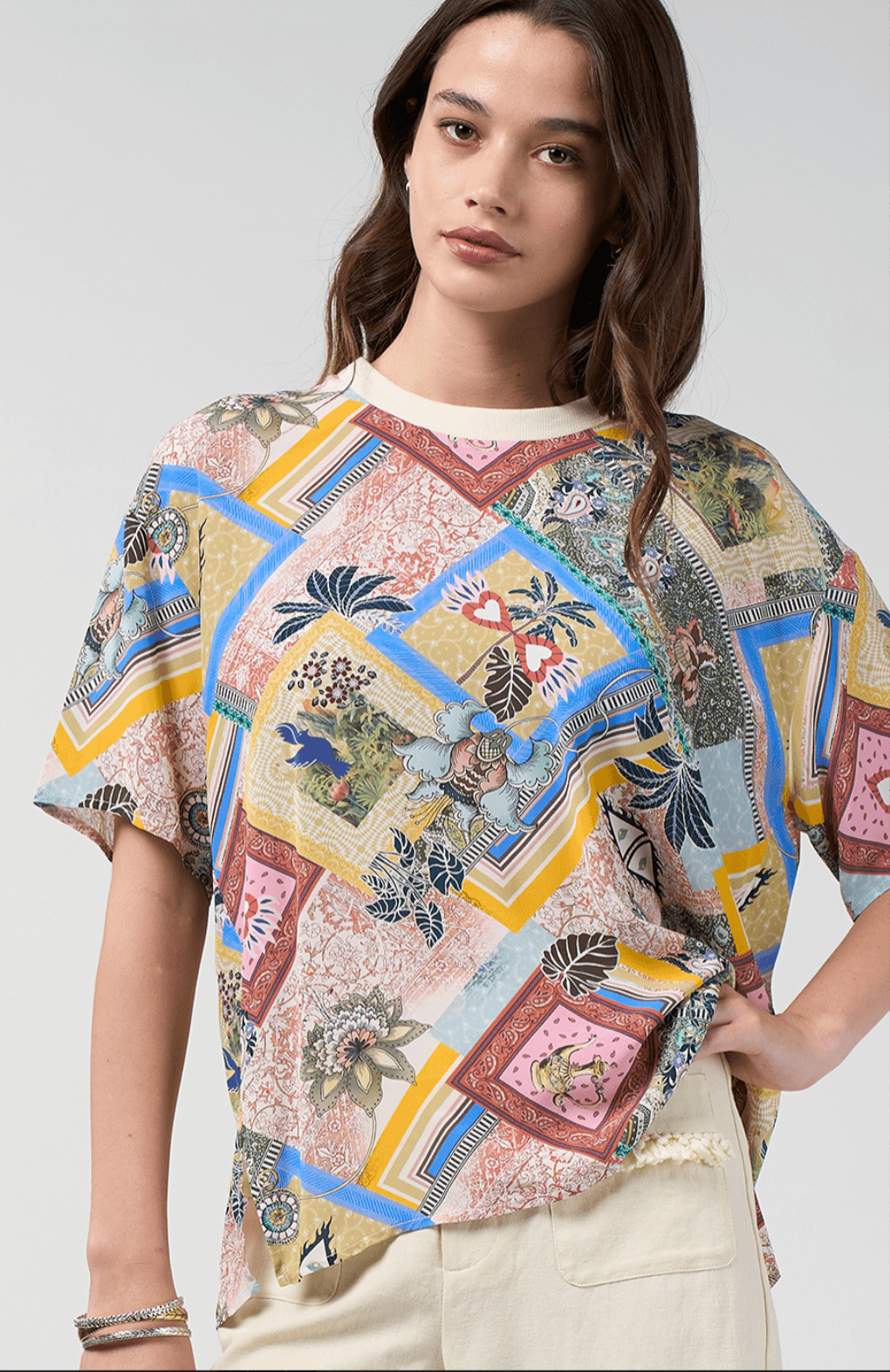 Loobie’s Story Ceylon top with colorful patchwork print, crew neck and short sleeves