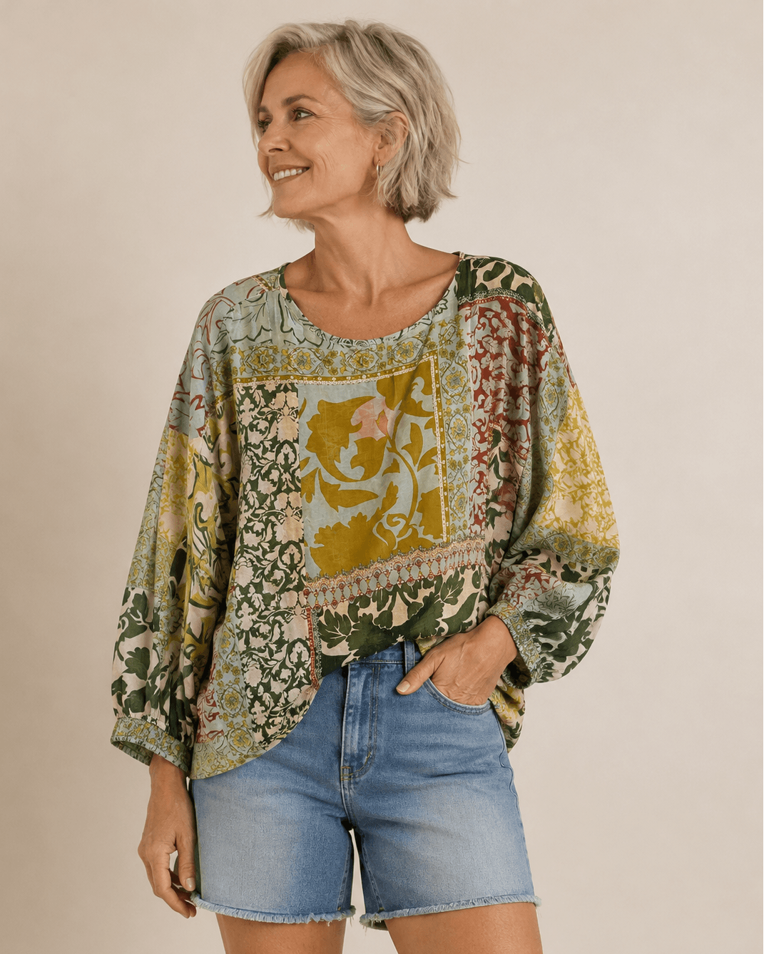 Relaxed mosaic print blouse, round neckline, voluminous long sleeves